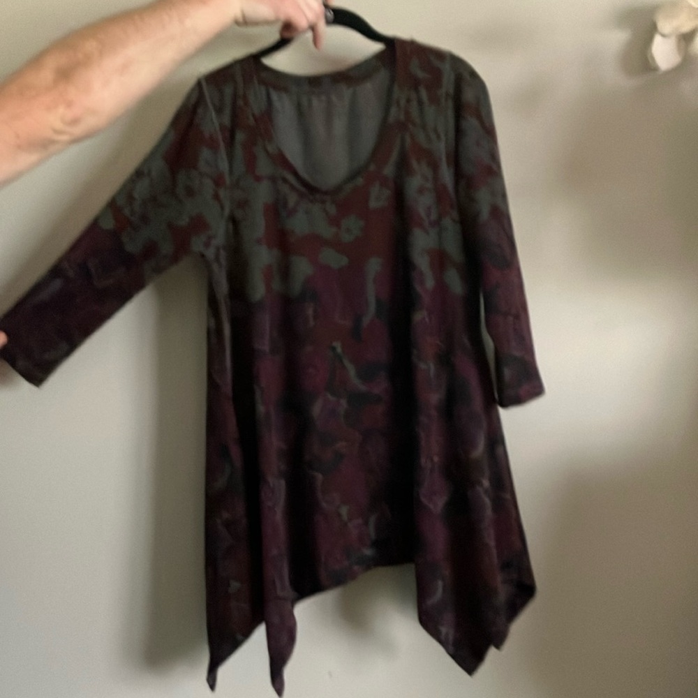 Tunic with 3/4 length sleeves.